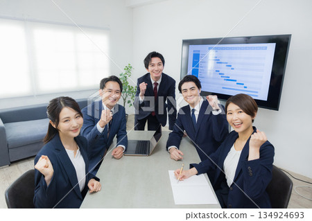 一位商人在辦公室會議 134924693