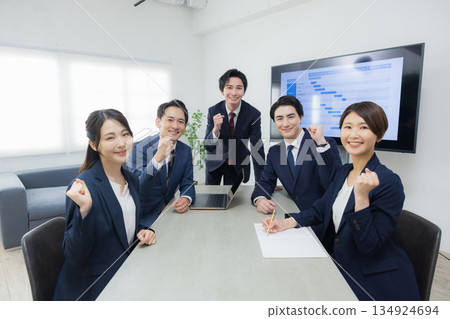 一位商人在辦公室會議 134924694