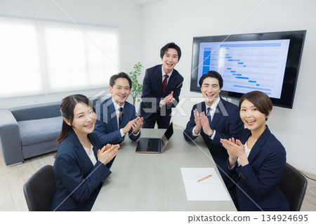 一位商人在辦公室會議 134924695