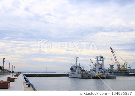 神戶港新港1號碼頭，停泊許多船隻。 134925837