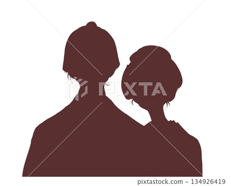 江戶時代,身著和服的男女擁抱在一起,半身像,剪影。 江戶時代,身著和服的男女擁抱在一起,半身像,剪影。 134926419