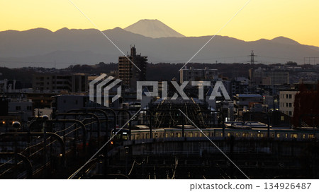 從聖城不動橋眺望富士山,這是關東地區觀賞富士山的 100 個最佳地點之一,以及開往小田急北見車輛段的列車。 從聖城不動橋眺望富士山,這是關東地區觀賞富士山的 100 個最佳地點之一,以及開往小田急北見車輛段的列車。 134926487