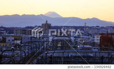 從聖城不動橋上可以看到富士山、小田急鐵道的鐵軌和火車，這裡是關東地區觀賞富士山的100個最佳地點之一。 134926492