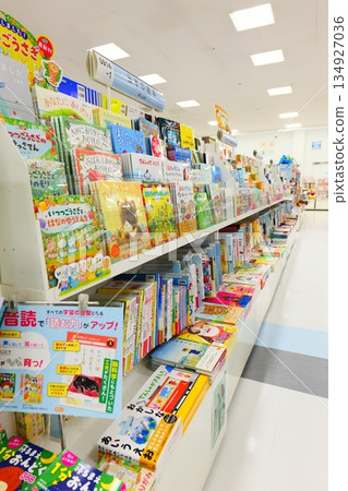 色彩繽紛的書店書架 134927036