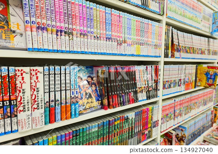 色彩繽紛的書店書架 134927040