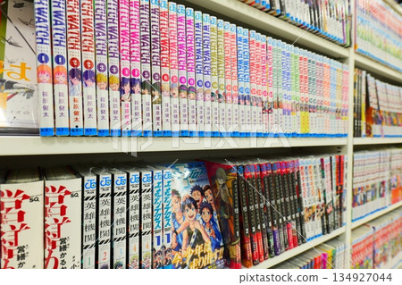 色彩繽紛的書店書架 134927044