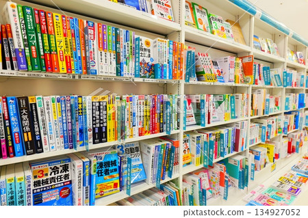 色彩繽紛的書店書架 色彩繽紛的書店書架 134927052