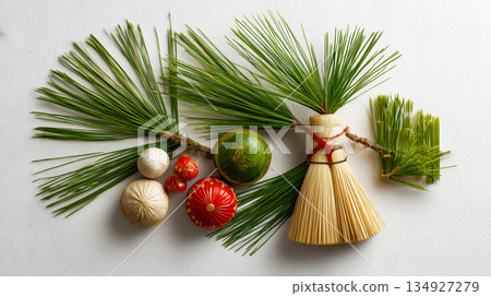 松枝和稻草葫蘆裝飾的新年裝飾品 134927279