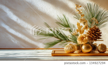 木托盤上的秋季靜物畫，包括松枝和松果 134927294