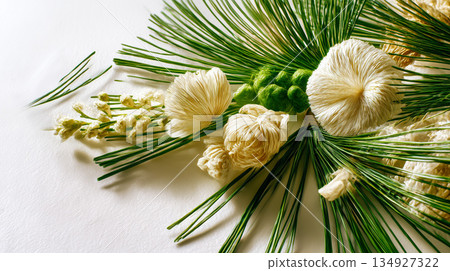 白色背景上的乾燥花和松針擺設。 134927322