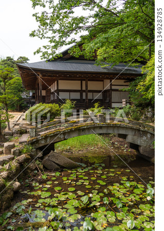 Zenno-ji Temple and stone bridge surrounded by greenery in Takayama 134928785