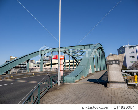 橫跨古中川河的牌匾上寫著「古東新橋」。 134929094