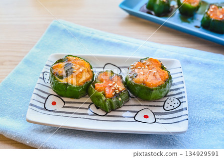 圓切甜椒,釀肉和甜辣醬油 圓切甜椒,釀肉和甜辣醬油 134929591