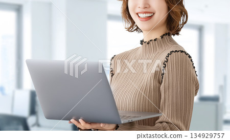 帶筆記型電腦的女人/女商人 134929757