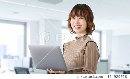 帶筆記型電腦的女人/女商人 134929758