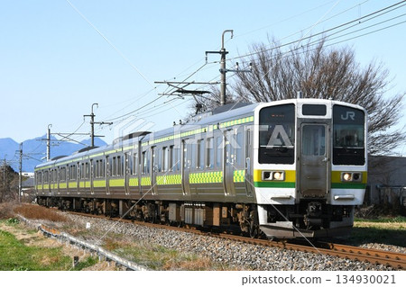 211系3000型（八雉塗裝）沿兩毛線開往伊勢崎。 134930021