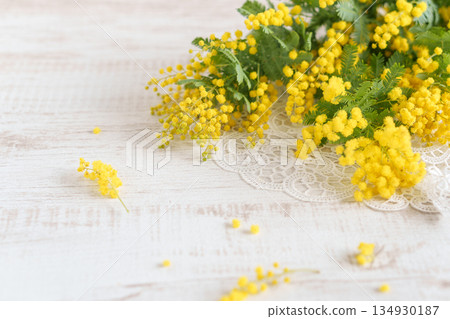 桌上的含羞草花和蕾絲 134930187