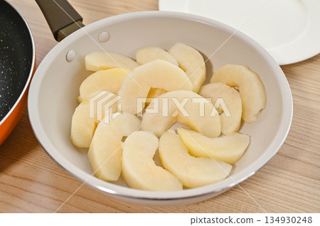 煎鍋裡擺放著切好的梨片 134930248