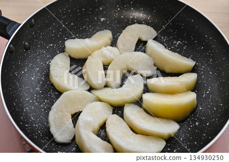 煎鍋裡煮梨 煎鍋裡煮梨 134930250
