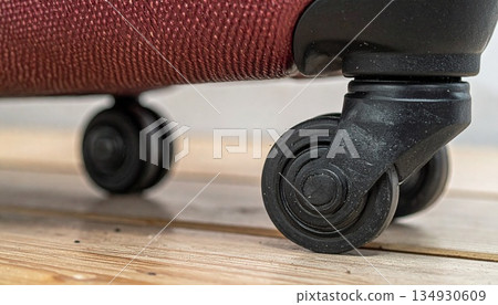 協助您旅行的行李箱輪4 134930609