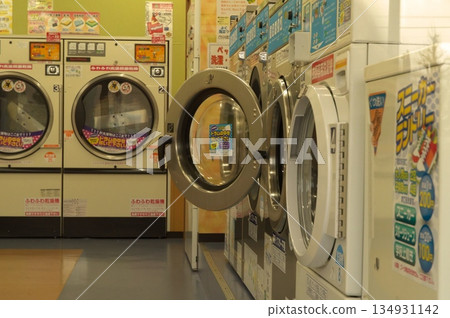 Drum type installed in a coin laundry Drum type installed in a coin laundry 134931142