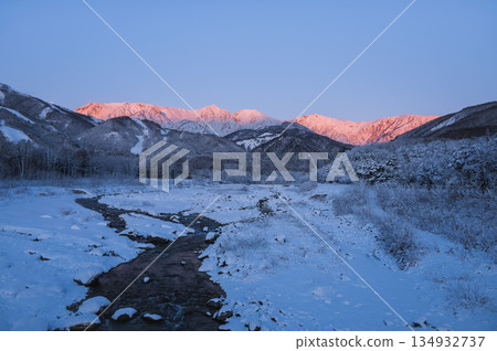 Snow-covered Matsukawa River and the Hakuba Sanzan Morning Glory [Photo taken from Hakuba Bridge] 134932737