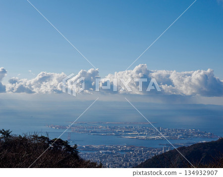 從六甲山眺望神戶灣和大阪灣。 從六甲山眺望神戶灣和大阪灣。 134932907