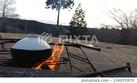 在寒冷的日子裡，圍著篝火吃火鍋取暖吧 134933979