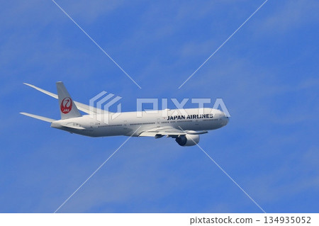 An aircraft ascending in a turn. A JAL plane tilts and turns. An aircraft ascending in a turn. A JAL plane tilts and turns. 134935052