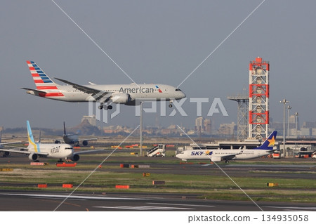 美國航空公司的飛機降落在羽田機場 134935058