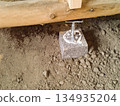 The floor is reinforced with braces that secure the joists and joists that make up the floor. 134935204