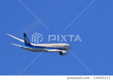 全日空飛機在爬升過程中會傾斜和轉彎。 134935217