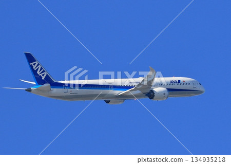 全日空飛機正在爬升，全日空飛機在藍天中飛行 134935218