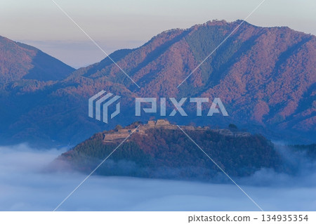 竹田城遺址在深秋的朝陽和雲海中熠熠生輝 134935354