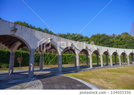 冬季公園場景：藍天背景下的走廊 134935356
