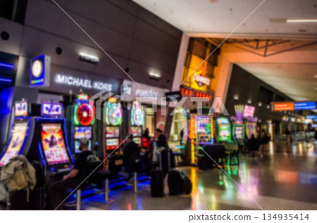 拉斯維加斯哈里里德國際機場賭場模糊圖像 134935414