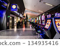 拉斯維加斯哈里里德國際機場賭場模糊圖像 拉斯維加斯哈里里德國際機場賭場模糊圖像 134935416