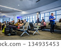 洛杉磯機場登機口前等待的人們的模糊照片 洛杉磯機場登機口前等待的人們的模糊照片 134935453