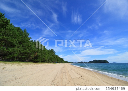 Beautiful coastline, calm waters of the Seto Inland Sea, Seto Inland Sea swimming beaches Beautiful coastline, calm waters of the Seto Inland Sea, Seto Inland Sea swimming beaches 134935469