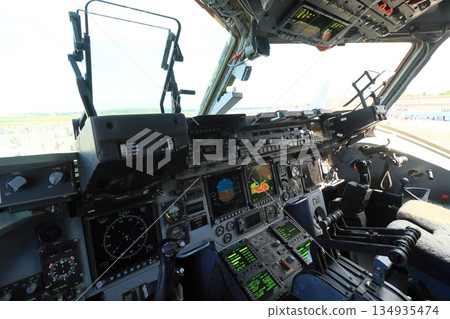 駕駛艙駕駛艙運輸機駕駛艙 駕駛艙駕駛艙運輸機駕駛艙 134935474
