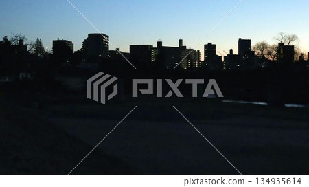 Scenery before sunrise along the Hirose River in Sendai City 134935614