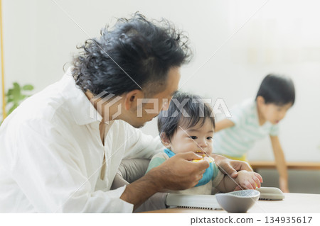 嬰兒吃嬰兒食品 嬰兒吃嬰兒食品 134935617