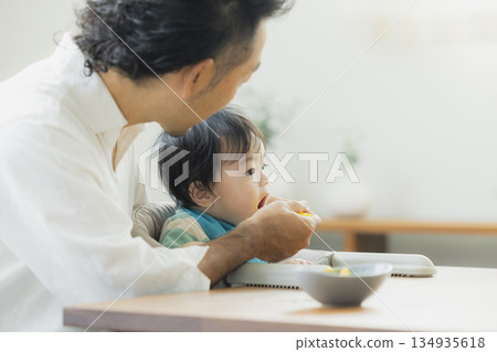 嬰兒吃嬰兒食品 嬰兒吃嬰兒食品 134935618