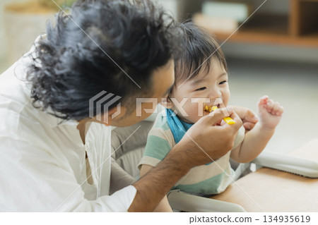 嬰兒吃嬰兒食品 嬰兒吃嬰兒食品 134935619