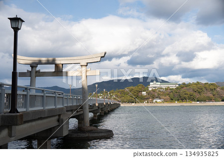 從蒲郡經典酒店可以俯瞰大海對岸的竹島 134935825