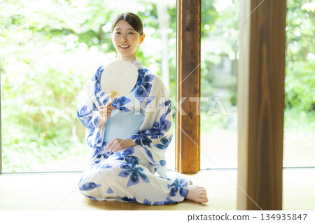 坐在邊緣的yukata的一名婦女 134935847