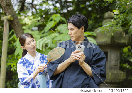 穿浴衣的男人和女人 134935851