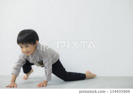 幼兒坐在地板上 幼兒坐在地板上 134935909