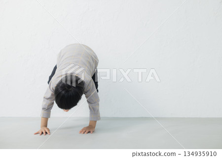 幼兒坐在地板上 幼兒坐在地板上 134935910