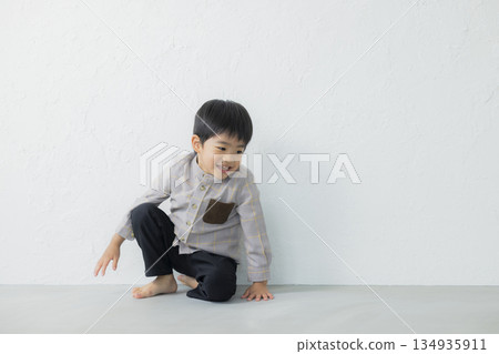 幼兒坐在地板上 幼兒坐在地板上 134935911